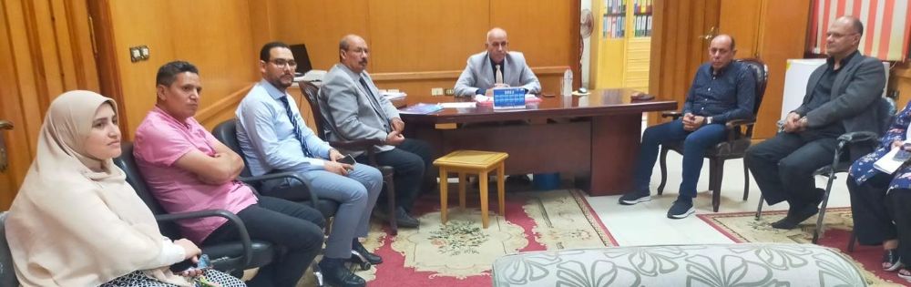 اجتماع رئيس الجامعه والمشرف علي الكلية  باعضاء هيئة التدريس بالكلية