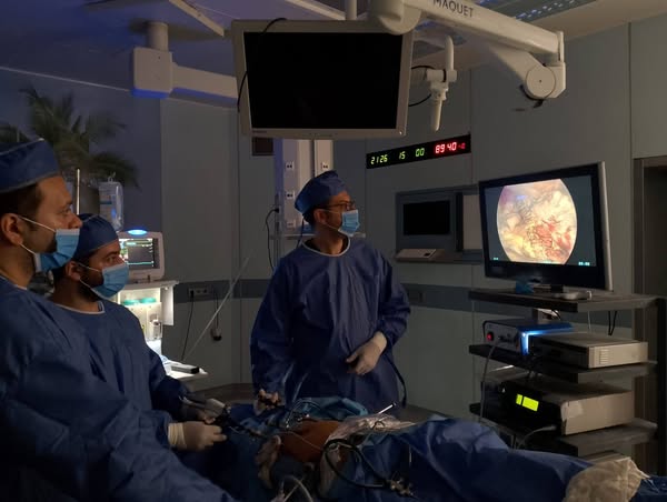 جراء جراحة متقدمة لاستئصال كلى للقولون بالمنظار الجراحى