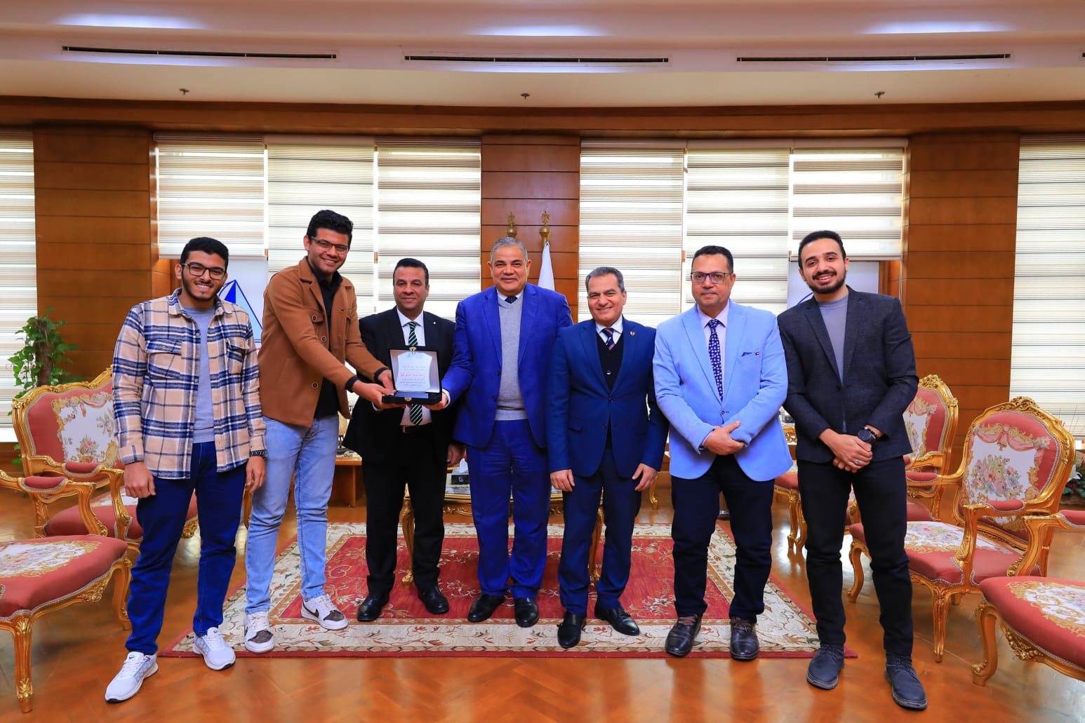 رئيس الجامعة يُكرم الدفعة السابعة من خريجي كلية الطب البشري لتبرعهم بأسِرّة عناية مركزة للمستشفى الجامعي