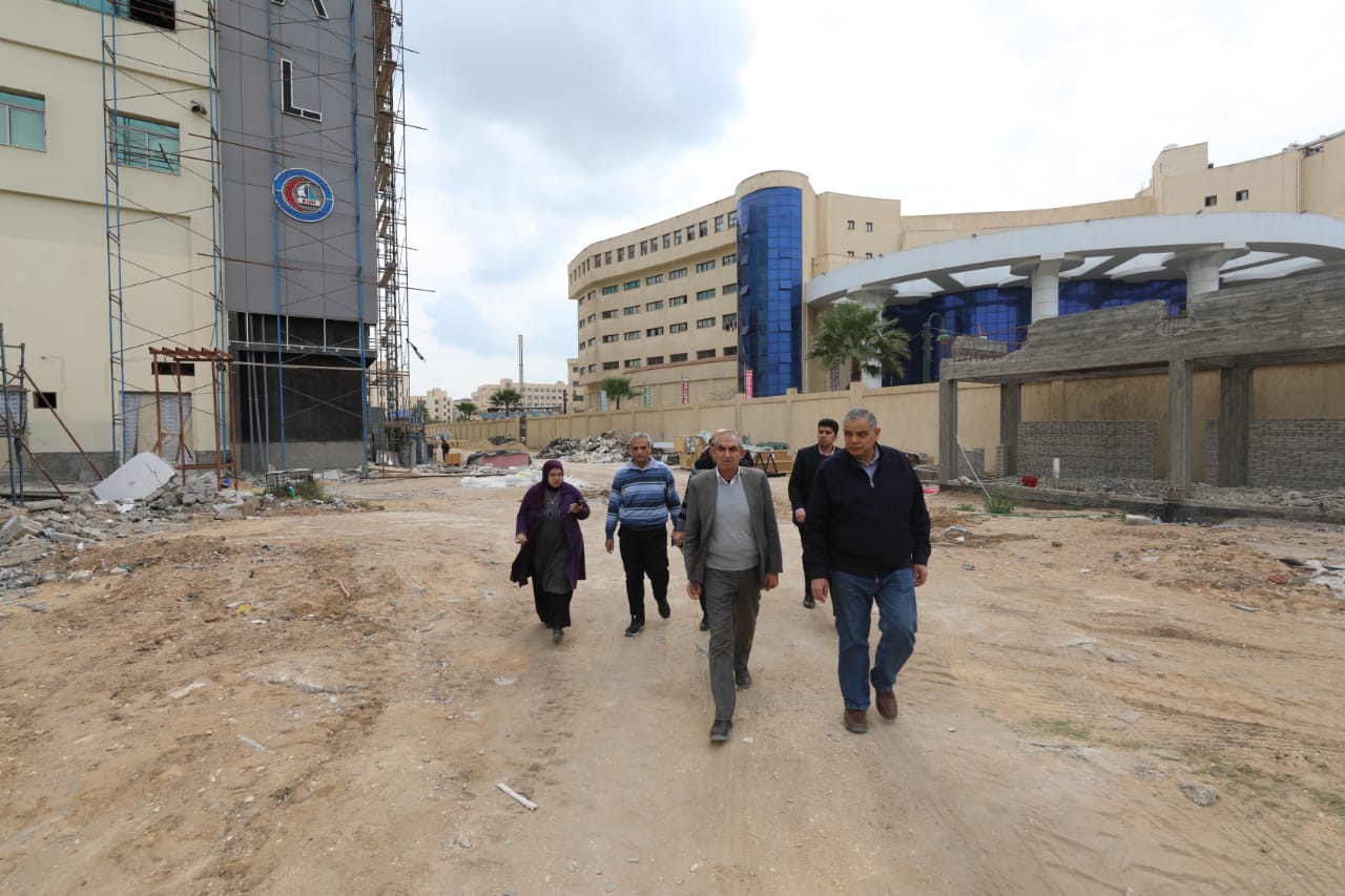رئيس الجامعة يتابع تفقد موقع المدينة الطبية بالجامعة للوقوف على أخر المستجدات