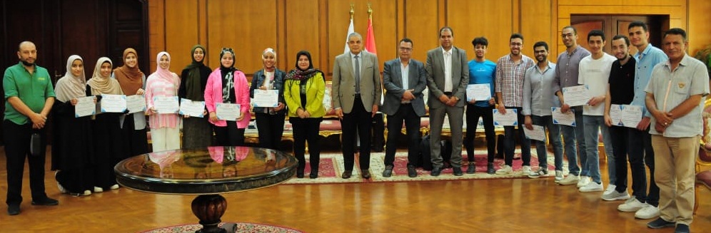 استمرار انطلاق الدورات التدريبية لمواجهة ظاهرة ادمان وتعاطي المخدرات ورئيس الجامعة يُكرم طلاب كلية الطب البشري في ختام الدورة : تاريخ نشر الخبر 2023/8/17