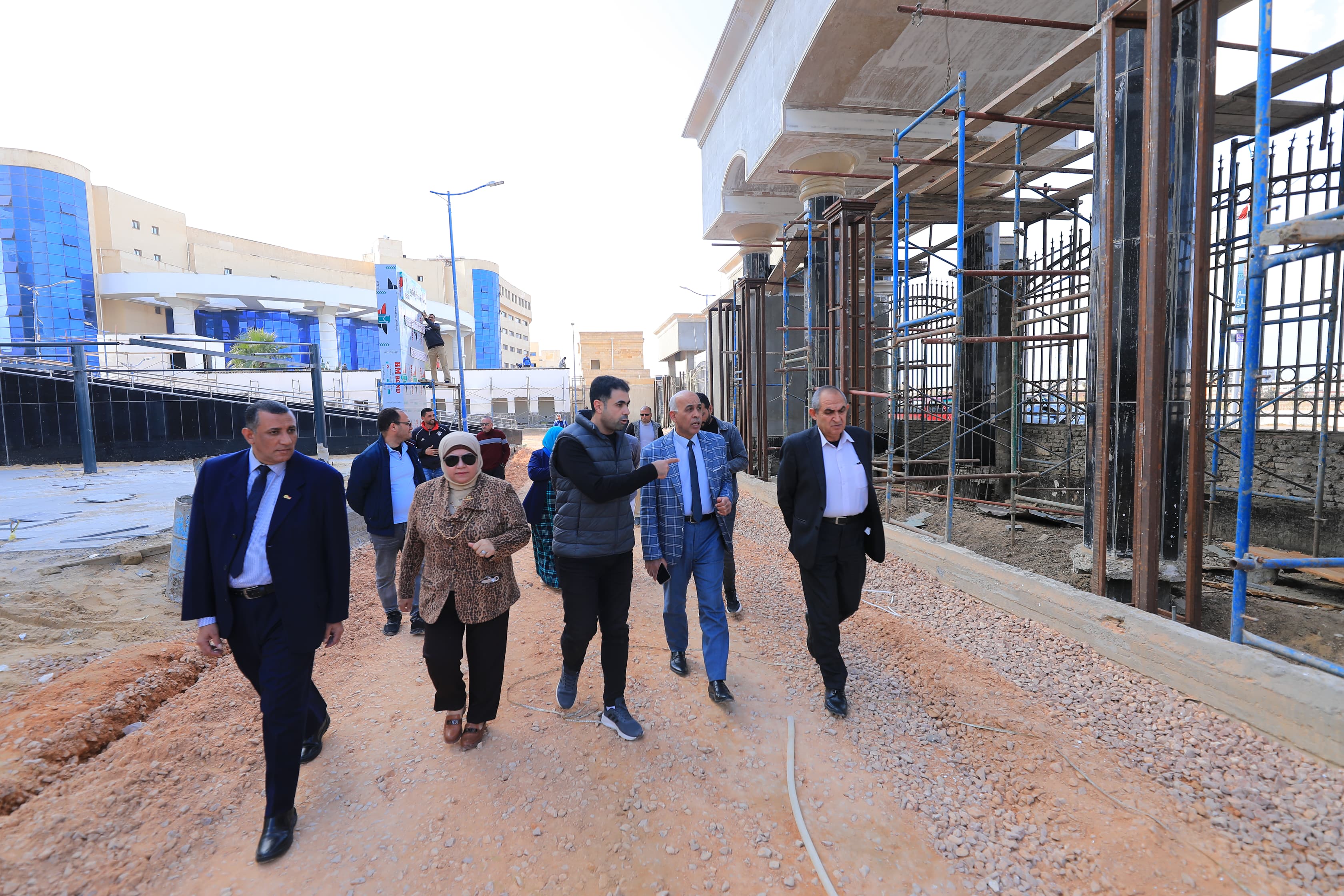 رئيس الجامعة يتفقد الموقع العام للمدينة الطبية ومستجدات العمل بمستشفى الطوارئ ويشيد بتوصيل كابلات الكهرباء والمحولات