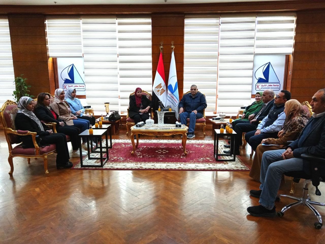 رئيس الجامعة يكرم وفد الجهاز المركزي للتنظيم والإدارة