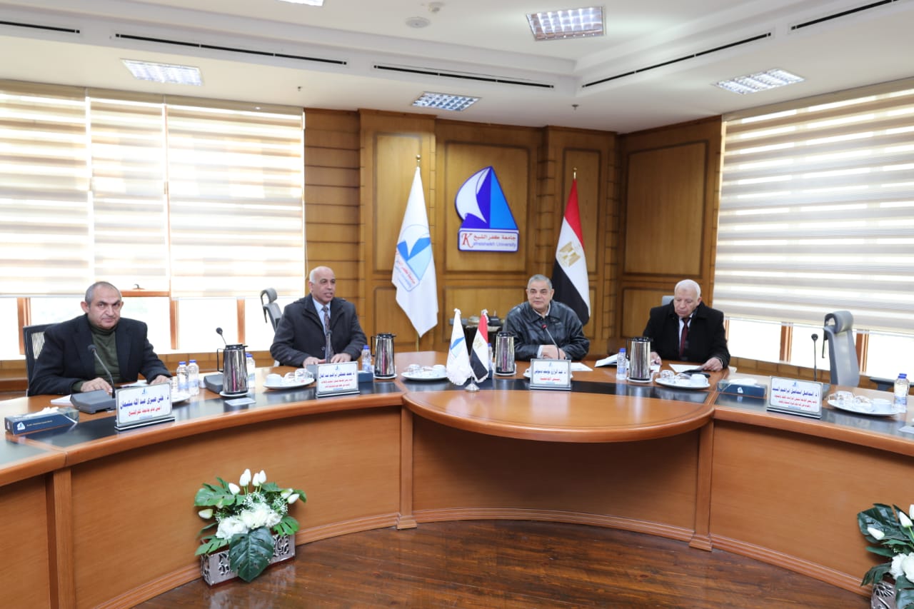 رئيس الجامعة يعقد لقاءاً مع وكلاء الوزارات ومدراء عموم المصالح الحكومية بالمحافظة لإعداد الخطة الاستراتيجية للجامعة 2025-2030