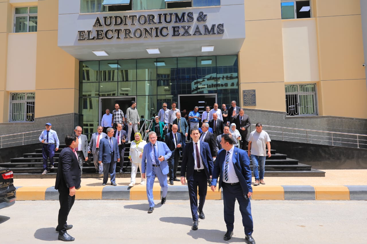 رئيس الجامعة يستقبل لجنة المجلس الأعلى للجامعات المختصة بتقييم جاهزية كليات جامعة كفرالشيخ الأهلية استعدادًا لانطلاق الدراسة بالعام الجامعي 2025/2026