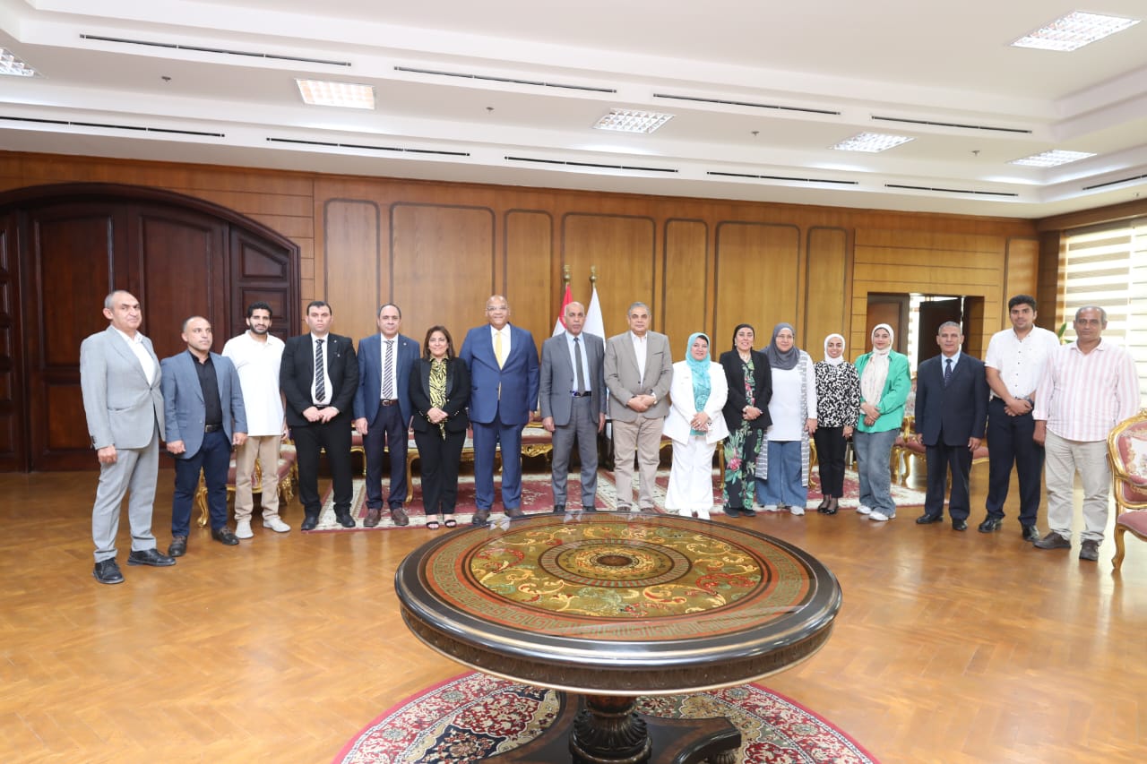 رئيس الجامعة يشيد بورشة العمل التي عقدها البرنامج الوطني لإدارة المخلفات الصلبة بوزارة البيئة لتوعية الطلاب بالإدارة الذكية للمخلفات الصلبة 