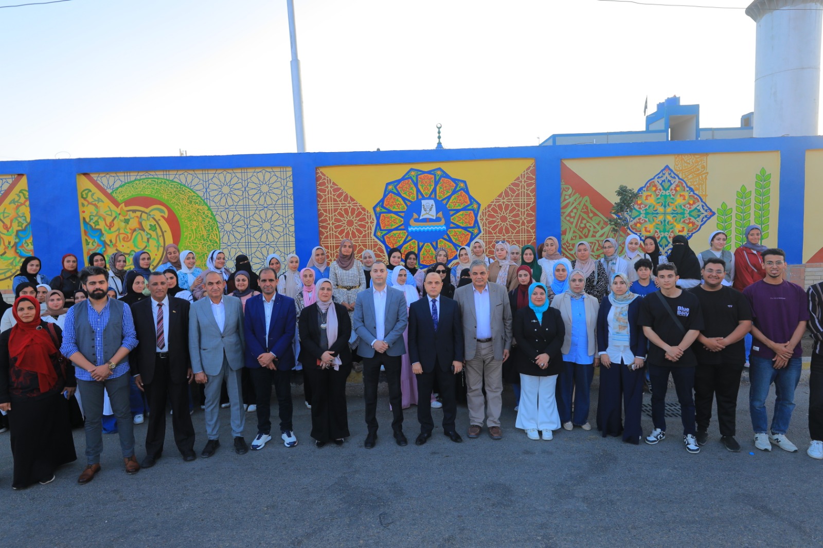 محافظ كفرالشيخ ورئيس الجامعة يشيدان بأعمال طلبة كلية التربية النوعية لتحويل سور الادارة العامة للمرور إلى لوحة فنية رائعة ضمن مشروع تخرجهم